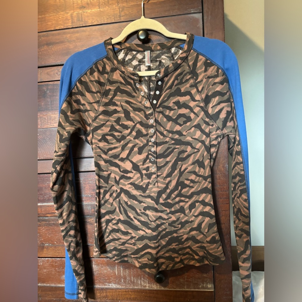 Free People NWOT Ribbed Long Sleeve Camo Print Henley Top - Size L - Slim Fit